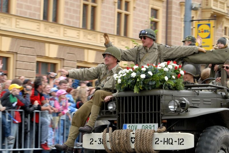 Kolona historické i současné bojové techniky byla k vidění na Klatovské třídě (foto 2.5.2010).
Špalíry diváků lemující Klatovskou třídu v neděli 2. května 2010 dopoledne nadšeně zdravily projíždějící historickou a moderní vojenskou techniku při Convoy of Liberty. Stejně jako v minulých letech jeli v čele kolony američtí váleční veteráni, kteří se zdravili s přihlížejícími diváky. Kolony se v roce 2010 zúčastnil mimořádně velký počet a nejvíc druhů techniky.
Přijeli mimo jiné účastníci z Francie, kteří v koloně ve spolupráci s Military Car Clubem Plzeň představili dva historické americké tanky Sherman. Třetí Sherman M4A4 z roku 1942 dorazil zásluhou Jima Clarka z Velké Británie a Klubu 4. obrněné divize z Pelhřimova. Průjezd Convoy of Liberty pozdravily dvojitým nízkým průletem stíhačky JAS- 39 Gripen Armády ČR, moderní vrtulník a také historický letoun Piper. Po historické technice se na Klatovské třídě objevila také moderní technika US Army – obrněné transportéry Stryker, kolová vozidla Hummer a houfnice.