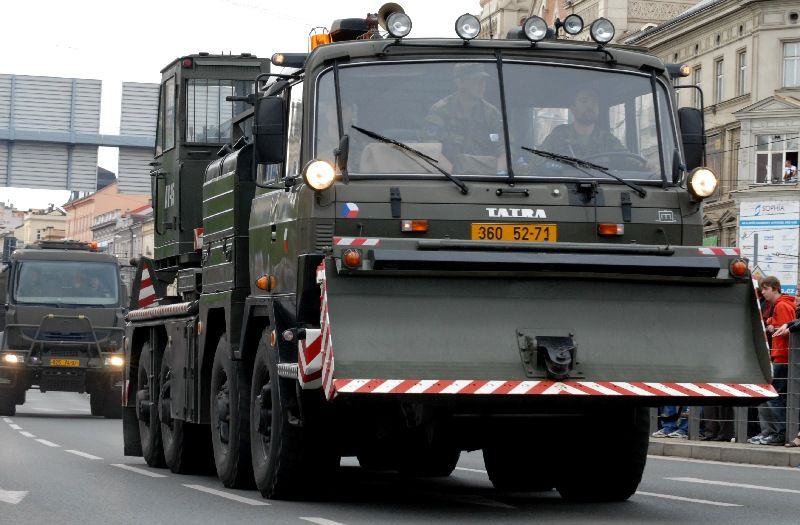 Kolona historické i současné bojové techniky byla k vidění na Klatovské třídě (foto 2.5.2010).
Špalíry diváků lemující Klatovskou třídu v neděli 2. května 2010 dopoledne nadšeně zdravily projíždějící historickou a moderní vojenskou techniku při Convoy of Liberty. Stejně jako v minulých letech jeli v čele kolony američtí váleční veteráni, kteří se zdravili s přihlížejícími diváky. Kolony se v roce 2010 zúčastnil mimořádně velký počet a nejvíc druhů techniky.
Přijeli mimo jiné účastníci z Francie, kteří v koloně ve spolupráci s Military Car Clubem Plzeň představili dva historické americké tanky Sherman. Třetí Sherman M4A4 z roku 1942 dorazil zásluhou Jima Clarka z Velké Británie a Klubu 4. obrněné divize z Pelhřimova. Průjezd Convoy of Liberty pozdravily dvojitým nízkým průletem stíhačky JAS- 39 Gripen Armády ČR, moderní vrtulník a také historický letoun Piper. Po historické technice se na Klatovské třídě objevila také moderní technika US Army – obrněné transportéry Stryker, kolová vozidla Hummer a houfnice.