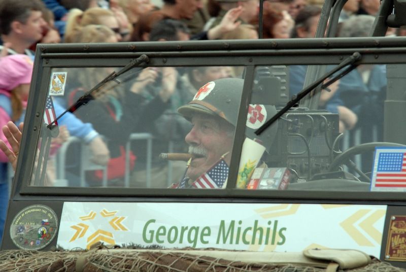 Kolona historické i současné bojové techniky byla k vidění na Klatovské třídě (foto 2.5.2010).
Špalíry diváků lemující Klatovskou třídu v neděli 2. května 2010 dopoledne nadšeně zdravily projíždějící historickou a moderní vojenskou techniku při Convoy of Liberty. Stejně jako v minulých letech jeli v čele kolony američtí váleční veteráni, kteří se zdravili s přihlížejícími diváky. Kolony se v roce 2010 zúčastnil mimořádně velký počet a nejvíc druhů techniky.
Přijeli mimo jiné účastníci z Francie, kteří v koloně ve spolupráci s Military Car Clubem Plzeň představili dva historické americké tanky Sherman. Třetí Sherman M4A4 z roku 1942 dorazil zásluhou Jima Clarka z Velké Británie a Klubu 4. obrněné divize z Pelhřimova. Průjezd Convoy of Liberty pozdravily dvojitým nízkým průletem stíhačky JAS- 39 Gripen Armády ČR, moderní vrtulník a také historický letoun Piper. Po historické technice se na Klatovské třídě objevila také moderní technika US Army – obrněné transportéry Stryker, kolová vozidla Hummer a houfnice.