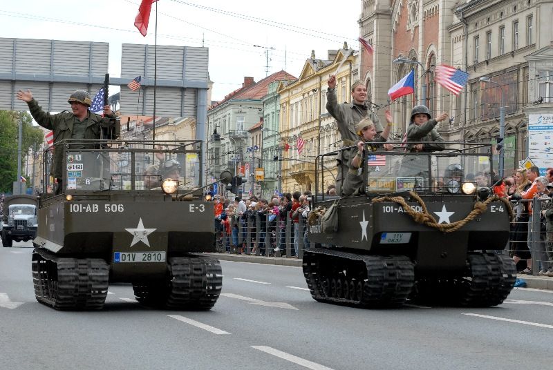 Kolona historické i současné bojové techniky byla k vidění na Klatovské třídě (foto 2.5.2010).
Špalíry diváků lemující Klatovskou třídu v neděli 2. května 2010 dopoledne nadšeně zdravily projíždějící historickou a moderní vojenskou techniku při Convoy of Liberty. Stejně jako v minulých letech jeli v čele kolony američtí váleční veteráni, kteří se zdravili s přihlížejícími diváky. Kolony se v roce 2010 zúčastnil mimořádně velký počet a nejvíc druhů techniky.
Přijeli mimo jiné účastníci z Francie, kteří v koloně ve spolupráci s Military Car Clubem Plzeň představili dva historické americké tanky Sherman. Třetí Sherman M4A4 z roku 1942 dorazil zásluhou Jima Clarka z Velké Británie a Klubu 4. obrněné divize z Pelhřimova. Průjezd Convoy of Liberty pozdravily dvojitým nízkým průletem stíhačky JAS- 39 Gripen Armády ČR, moderní vrtulník a také historický letoun Piper. Po historické technice se na Klatovské třídě objevila také moderní technika US Army – obrněné transportéry Stryker, kolová vozidla Hummer a houfnice.