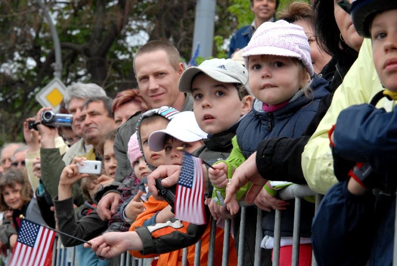 Kolona historické i současné bojové techniky byla k vidění na Klatovské třídě (foto 2.5.2010).
Špalíry diváků lemující Klatovskou třídu v neděli 2. května 2010 dopoledne nadšeně zdravily projíždějící historickou a moderní vojenskou techniku při Convoy of Liberty. Stejně jako v minulých letech jeli v čele kolony američtí váleční veteráni, kteří se zdravili s přihlížejícími diváky. Kolony se v roce 2010 zúčastnil mimořádně velký počet a nejvíc druhů techniky.
Přijeli mimo jiné účastníci z Francie, kteří v koloně ve spolupráci s Military Car Clubem Plzeň představili dva historické americké tanky Sherman. Třetí Sherman M4A4 z roku 1942 dorazil zásluhou Jima Clarka z Velké Británie a Klubu 4. obrněné divize z Pelhřimova. Průjezd Convoy of Liberty pozdravily dvojitým nízkým průletem stíhačky JAS- 39 Gripen Armády ČR, moderní vrtulník a také historický letoun Piper. Po historické technice se na Klatovské třídě objevila také moderní technika US Army – obrněné transportéry Stryker, kolová vozidla Hummer a houfnice.