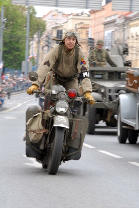 Kolona historické i současné bojové techniky byla k vidění na Klatovské třídě (foto 2.5.2010).
Špalíry diváků lemující Klatovskou třídu v neděli 2. května 2010 dopoledne nadšeně zdravily projíždějící historickou a moderní vojenskou techniku při Convoy of Liberty. Stejně jako v minulých letech jeli v čele kolony američtí váleční veteráni, kteří se zdravili s přihlížejícími diváky. Kolony se v roce 2010 zúčastnil mimořádně velký počet a nejvíc druhů techniky.
Přijeli mimo jiné účastníci z Francie, kteří v koloně ve spolupráci s Military Car Clubem Plzeň představili dva historické americké tanky Sherman. Třetí Sherman M4A4 z roku 1942 dorazil zásluhou Jima Clarka z Velké Británie a Klubu 4. obrněné divize z Pelhřimova. Průjezd Convoy of Liberty pozdravily dvojitým nízkým průletem stíhačky JAS- 39 Gripen Armády ČR, moderní vrtulník a také historický letoun Piper. Po historické technice se na Klatovské třídě objevila také moderní technika US Army – obrněné transportéry Stryker, kolová vozidla Hummer a houfnice.