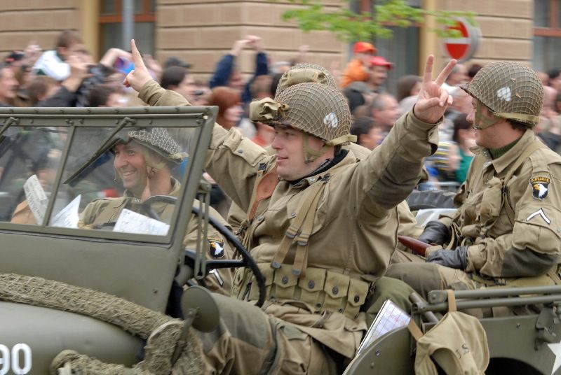 Kolona historické i současné bojové techniky byla k vidění na Klatovské třídě (foto 2.5.2010).
Špalíry diváků lemující Klatovskou třídu v neděli 2. května 2010 dopoledne nadšeně zdravily projíždějící historickou a moderní vojenskou techniku při Convoy of Liberty. Stejně jako v minulých letech jeli v čele kolony američtí váleční veteráni, kteří se zdravili s přihlížejícími diváky. Kolony se v roce 2010 zúčastnil mimořádně velký počet a nejvíc druhů techniky.
Přijeli mimo jiné účastníci z Francie, kteří v koloně ve spolupráci s Military Car Clubem Plzeň představili dva historické americké tanky Sherman. Třetí Sherman M4A4 z roku 1942 dorazil zásluhou Jima Clarka z Velké Británie a Klubu 4. obrněné divize z Pelhřimova. Průjezd Convoy of Liberty pozdravily dvojitým nízkým průletem stíhačky JAS- 39 Gripen Armády ČR, moderní vrtulník a také historický letoun Piper. Po historické technice se na Klatovské třídě objevila také moderní technika US Army – obrněné transportéry Stryker, kolová vozidla Hummer a houfnice.