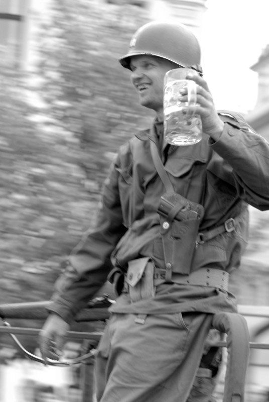 Kolona historické i současné bojové techniky byla k vidění na Klatovské třídě (foto 2.5.2010).
Špalíry diváků lemující Klatovskou třídu v neděli 2. května 2010 dopoledne nadšeně zdravily projíždějící historickou a moderní vojenskou techniku při Convoy of Liberty. Stejně jako v minulých letech jeli v čele kolony američtí váleční veteráni, kteří se zdravili s přihlížejícími diváky. Kolony se v roce 2010 zúčastnil mimořádně velký počet a nejvíc druhů techniky.
Přijeli mimo jiné účastníci z Francie, kteří v koloně ve spolupráci s Military Car Clubem Plzeň představili dva historické americké tanky Sherman. Třetí Sherman M4A4 z roku 1942 dorazil zásluhou Jima Clarka z Velké Británie a Klubu 4. obrněné divize z Pelhřimova. Průjezd Convoy of Liberty pozdravily dvojitým nízkým průletem stíhačky JAS- 39 Gripen Armády ČR, moderní vrtulník a také historický letoun Piper. Po historické technice se na Klatovské třídě objevila také moderní technika US Army – obrněné transportéry Stryker, kolová vozidla Hummer a houfnice.