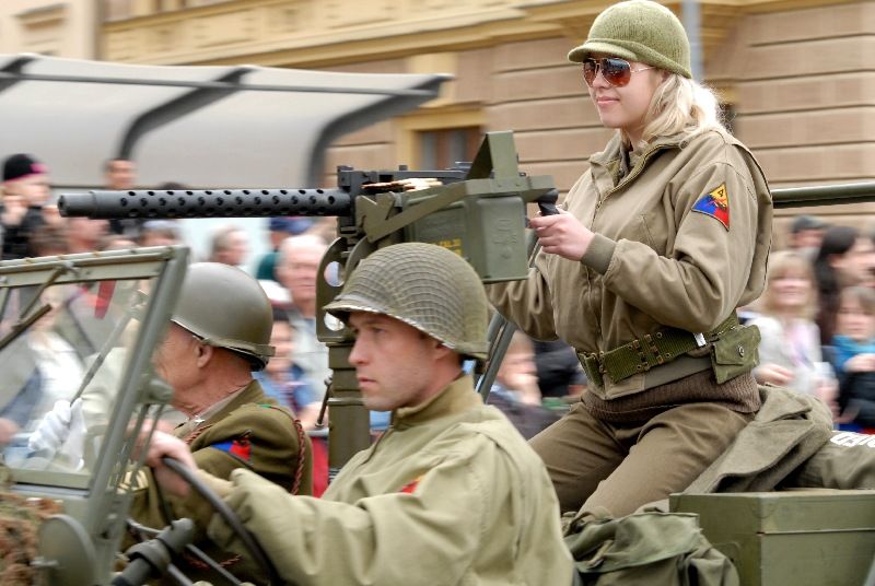 Kolona historické i současné bojové techniky byla k vidění na Klatovské třídě (foto 2.5.2010).
Špalíry diváků lemující Klatovskou třídu v neděli 2. května 2010 dopoledne nadšeně zdravily projíždějící historickou a moderní vojenskou techniku při Convoy of Liberty. Stejně jako v minulých letech jeli v čele kolony američtí váleční veteráni, kteří se zdravili s přihlížejícími diváky. Kolony se v roce 2010 zúčastnil mimořádně velký počet a nejvíc druhů techniky.
Přijeli mimo jiné účastníci z Francie, kteří v koloně ve spolupráci s Military Car Clubem Plzeň představili dva historické americké tanky Sherman. Třetí Sherman M4A4 z roku 1942 dorazil zásluhou Jima Clarka z Velké Británie a Klubu 4. obrněné divize z Pelhřimova. Průjezd Convoy of Liberty pozdravily dvojitým nízkým průletem stíhačky JAS- 39 Gripen Armády ČR, moderní vrtulník a také historický letoun Piper. Po historické technice se na Klatovské třídě objevila také moderní technika US Army – obrněné transportéry Stryker, kolová vozidla Hummer a houfnice.