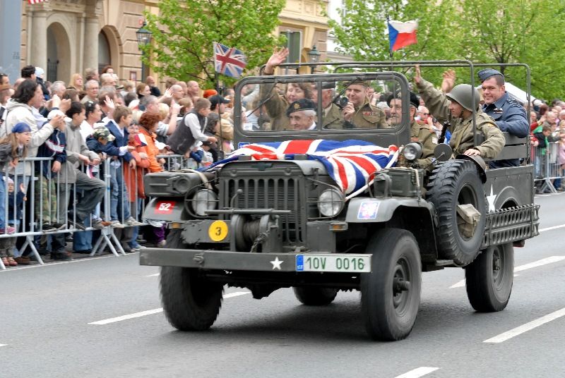 Kolona historické i současné bojové techniky byla k vidění na Klatovské třídě (foto 2.5.2010).
Špalíry diváků lemující Klatovskou třídu v neděli 2. května 2010 dopoledne nadšeně zdravily projíždějící historickou a moderní vojenskou techniku při Convoy of Liberty. Stejně jako v minulých letech jeli v čele kolony američtí váleční veteráni, kteří se zdravili s přihlížejícími diváky. Kolony se v roce 2010 zúčastnil mimořádně velký počet a nejvíc druhů techniky.
Přijeli mimo jiné účastníci z Francie, kteří v koloně ve spolupráci s Military Car Clubem Plzeň představili dva historické americké tanky Sherman. Třetí Sherman M4A4 z roku 1942 dorazil zásluhou Jima Clarka z Velké Británie a Klubu 4. obrněné divize z Pelhřimova. Průjezd Convoy of Liberty pozdravily dvojitým nízkým průletem stíhačky JAS- 39 Gripen Armády ČR, moderní vrtulník a také historický letoun Piper. Po historické technice se na Klatovské třídě objevila také moderní technika US Army – obrněné transportéry Stryker, kolová vozidla Hummer a houfnice.