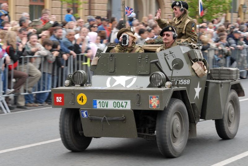 Kolona historické i současné bojové techniky byla k vidění na Klatovské třídě (foto 2.5.2010).
Špalíry diváků lemující Klatovskou třídu v neděli 2. května 2010 dopoledne nadšeně zdravily projíždějící historickou a moderní vojenskou techniku při Convoy of Liberty. Stejně jako v minulých letech jeli v čele kolony američtí váleční veteráni, kteří se zdravili s přihlížejícími diváky. Kolony se v roce 2010 zúčastnil mimořádně velký počet a nejvíc druhů techniky.
Přijeli mimo jiné účastníci z Francie, kteří v koloně ve spolupráci s Military Car Clubem Plzeň představili dva historické americké tanky Sherman. Třetí Sherman M4A4 z roku 1942 dorazil zásluhou Jima Clarka z Velké Británie a Klubu 4. obrněné divize z Pelhřimova. Průjezd Convoy of Liberty pozdravily dvojitým nízkým průletem stíhačky JAS- 39 Gripen Armády ČR, moderní vrtulník a také historický letoun Piper. Po historické technice se na Klatovské třídě objevila také moderní technika US Army – obrněné transportéry Stryker, kolová vozidla Hummer a houfnice.