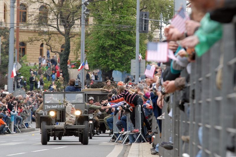 Kolona historické i současné bojové techniky byla k vidění na Klatovské třídě (foto 2.5.2010).
Špalíry diváků lemující Klatovskou třídu v neděli 2. května 2010 dopoledne nadšeně zdravily projíždějící historickou a moderní vojenskou techniku při Convoy of Liberty. Stejně jako v minulých letech jeli v čele kolony američtí váleční veteráni, kteří se zdravili s přihlížejícími diváky. Kolony se v roce 2010 zúčastnil mimořádně velký počet a nejvíc druhů techniky.
Přijeli mimo jiné účastníci z Francie, kteří v koloně ve spolupráci s Military Car Clubem Plzeň představili dva historické americké tanky Sherman. Třetí Sherman M4A4 z roku 1942 dorazil zásluhou Jima Clarka z Velké Británie a Klubu 4. obrněné divize z Pelhřimova. Průjezd Convoy of Liberty pozdravily dvojitým nízkým průletem stíhačky JAS- 39 Gripen Armády ČR, moderní vrtulník a také historický letoun Piper. Po historické technice se na Klatovské třídě objevila také moderní technika US Army – obrněné transportéry Stryker, kolová vozidla Hummer a houfnice.