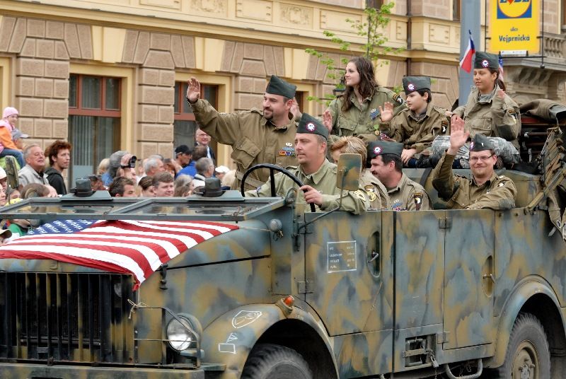 Kolona historické i současné bojové techniky byla k vidění na Klatovské třídě (foto 2.5.2010).
Špalíry diváků lemující Klatovskou třídu v neděli 2. května 2010 dopoledne nadšeně zdravily projíždějící historickou a moderní vojenskou techniku při Convoy of Liberty. Stejně jako v minulých letech jeli v čele kolony američtí váleční veteráni, kteří se zdravili s přihlížejícími diváky. Kolony se v roce 2010 zúčastnil mimořádně velký počet a nejvíc druhů techniky.
Přijeli mimo jiné účastníci z Francie, kteří v koloně ve spolupráci s Military Car Clubem Plzeň představili dva historické americké tanky Sherman. Třetí Sherman M4A4 z roku 1942 dorazil zásluhou Jima Clarka z Velké Británie a Klubu 4. obrněné divize z Pelhřimova. Průjezd Convoy of Liberty pozdravily dvojitým nízkým průletem stíhačky JAS- 39 Gripen Armády ČR, moderní vrtulník a také historický letoun Piper. Po historické technice se na Klatovské třídě objevila také moderní technika US Army – obrněné transportéry Stryker, kolová vozidla Hummer a houfnice.