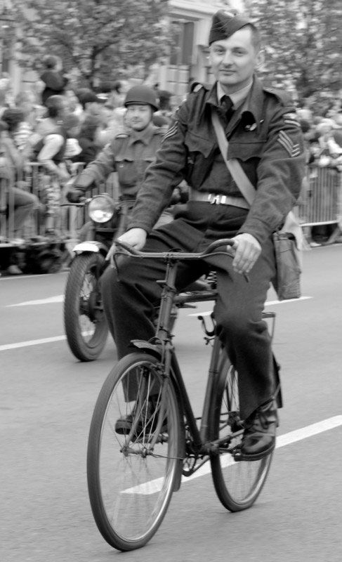 Kolona historické i současné bojové techniky byla k vidění na Klatovské třídě (foto 2.5.2010).
Špalíry diváků lemující Klatovskou třídu v neděli 2. května 2010 dopoledne nadšeně zdravily projíždějící historickou a moderní vojenskou techniku při Convoy of Liberty. Stejně jako v minulých letech jeli v čele kolony američtí váleční veteráni, kteří se zdravili s přihlížejícími diváky. Kolony se v roce 2010 zúčastnil mimořádně velký počet a nejvíc druhů techniky.
Přijeli mimo jiné účastníci z Francie, kteří v koloně ve spolupráci s Military Car Clubem Plzeň představili dva historické americké tanky Sherman. Třetí Sherman M4A4 z roku 1942 dorazil zásluhou Jima Clarka z Velké Británie a Klubu 4. obrněné divize z Pelhřimova. Průjezd Convoy of Liberty pozdravily dvojitým nízkým průletem stíhačky JAS- 39 Gripen Armády ČR, moderní vrtulník a také historický letoun Piper. Po historické technice se na Klatovské třídě objevila také moderní technika US Army – obrněné transportéry Stryker, kolová vozidla Hummer a houfnice.