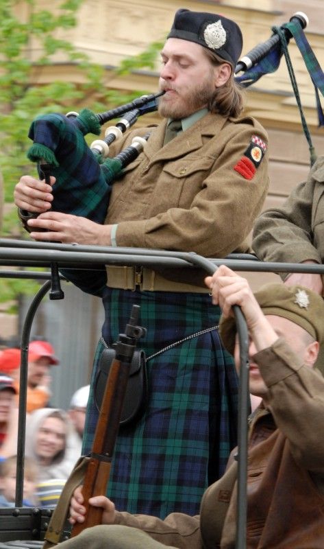 Kolona historické i současné bojové techniky byla k vidění na Klatovské třídě (foto 2.5.2010).
Špalíry diváků lemující Klatovskou třídu v neděli 2. května 2010 dopoledne nadšeně zdravily projíždějící historickou a moderní vojenskou techniku při Convoy of Liberty. Stejně jako v minulých letech jeli v čele kolony američtí váleční veteráni, kteří se zdravili s přihlížejícími diváky. Kolony se v roce 2010 zúčastnil mimořádně velký počet a nejvíc druhů techniky.
Přijeli mimo jiné účastníci z Francie, kteří v koloně ve spolupráci s Military Car Clubem Plzeň představili dva historické americké tanky Sherman. Třetí Sherman M4A4 z roku 1942 dorazil zásluhou Jima Clarka z Velké Británie a Klubu 4. obrněné divize z Pelhřimova. Průjezd Convoy of Liberty pozdravily dvojitým nízkým průletem stíhačky JAS- 39 Gripen Armády ČR, moderní vrtulník a také historický letoun Piper. Po historické technice se na Klatovské třídě objevila také moderní technika US Army – obrněné transportéry Stryker, kolová vozidla Hummer a houfnice.