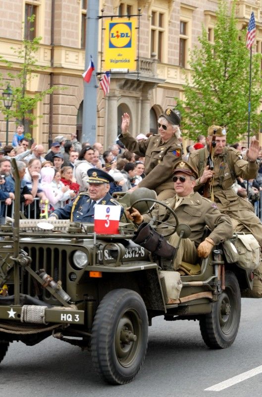 Kolona historické i současné bojové techniky byla k vidění na Klatovské třídě (foto 2.5.2010).
Špalíry diváků lemující Klatovskou třídu v neděli 2. května 2010 dopoledne nadšeně zdravily projíždějící historickou a moderní vojenskou techniku při Convoy of Liberty. Stejně jako v minulých letech jeli v čele kolony američtí váleční veteráni, kteří se zdravili s přihlížejícími diváky. Kolony se v roce 2010 zúčastnil mimořádně velký počet a nejvíc druhů techniky.
Přijeli mimo jiné účastníci z Francie, kteří v koloně ve spolupráci s Military Car Clubem Plzeň představili dva historické americké tanky Sherman. Třetí Sherman M4A4 z roku 1942 dorazil zásluhou Jima Clarka z Velké Británie a Klubu 4. obrněné divize z Pelhřimova. Průjezd Convoy of Liberty pozdravily dvojitým nízkým průletem stíhačky JAS- 39 Gripen Armády ČR, moderní vrtulník a také historický letoun Piper. Po historické technice se na Klatovské třídě objevila také moderní technika US Army – obrněné transportéry Stryker, kolová vozidla Hummer a houfnice.