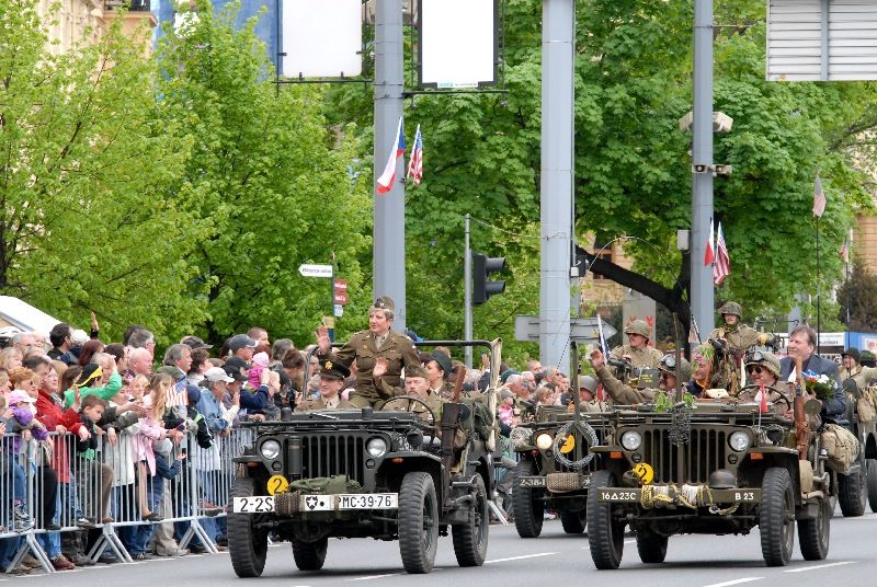 Kolona historické i současné bojové techniky byla k vidění na Klatovské třídě (foto 2.5.2010).
Špalíry diváků lemující Klatovskou třídu v neděli 2. května 2010 dopoledne nadšeně zdravily projíždějící historickou a moderní vojenskou techniku při Convoy of Liberty. Stejně jako v minulých letech jeli v čele kolony američtí váleční veteráni, kteří se zdravili s přihlížejícími diváky. Kolony se v roce 2010 zúčastnil mimořádně velký počet a nejvíc druhů techniky.
Přijeli mimo jiné účastníci z Francie, kteří v koloně ve spolupráci s Military Car Clubem Plzeň představili dva historické americké tanky Sherman. Třetí Sherman M4A4 z roku 1942 dorazil zásluhou Jima Clarka z Velké Británie a Klubu 4. obrněné divize z Pelhřimova. Průjezd Convoy of Liberty pozdravily dvojitým nízkým průletem stíhačky JAS- 39 Gripen Armády ČR, moderní vrtulník a také historický letoun Piper. Po historické technice se na Klatovské třídě objevila také moderní technika US Army – obrněné transportéry Stryker, kolová vozidla Hummer a houfnice.