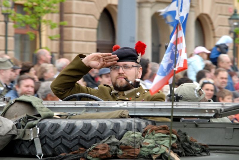 Kolona historické i současné bojové techniky byla k vidění na Klatovské třídě (foto 2.5.2010).
Špalíry diváků lemující Klatovskou třídu v neděli 2. května 2010 dopoledne nadšeně zdravily projíždějící historickou a moderní vojenskou techniku při Convoy of Liberty. Stejně jako v minulých letech jeli v čele kolony američtí váleční veteráni, kteří se zdravili s přihlížejícími diváky. Kolony se v roce 2010 zúčastnil mimořádně velký počet a nejvíc druhů techniky.
Přijeli mimo jiné účastníci z Francie, kteří v koloně ve spolupráci s Military Car Clubem Plzeň představili dva historické americké tanky Sherman. Třetí Sherman M4A4 z roku 1942 dorazil zásluhou Jima Clarka z Velké Británie a Klubu 4. obrněné divize z Pelhřimova. Průjezd Convoy of Liberty pozdravily dvojitým nízkým průletem stíhačky JAS- 39 Gripen Armády ČR, moderní vrtulník a také historický letoun Piper. Po historické technice se na Klatovské třídě objevila také moderní technika US Army – obrněné transportéry Stryker, kolová vozidla Hummer a houfnice.