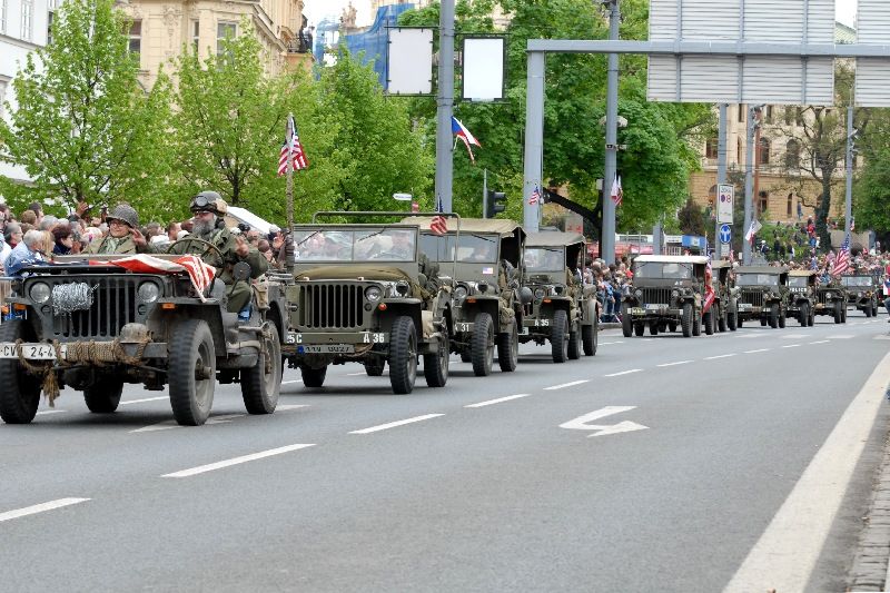 Kolona historické i současné bojové techniky byla k vidění na Klatovské třídě (foto 2.5.2010).
Špalíry diváků lemující Klatovskou třídu v neděli 2. května 2010 dopoledne nadšeně zdravily projíždějící historickou a moderní vojenskou techniku při Convoy of Liberty. Stejně jako v minulých letech jeli v čele kolony američtí váleční veteráni, kteří se zdravili s přihlížejícími diváky. Kolony se v roce 2010 zúčastnil mimořádně velký počet a nejvíc druhů techniky.
Přijeli mimo jiné účastníci z Francie, kteří v koloně ve spolupráci s Military Car Clubem Plzeň představili dva historické americké tanky Sherman. Třetí Sherman M4A4 z roku 1942 dorazil zásluhou Jima Clarka z Velké Británie a Klubu 4. obrněné divize z Pelhřimova. Průjezd Convoy of Liberty pozdravily dvojitým nízkým průletem stíhačky JAS- 39 Gripen Armády ČR, moderní vrtulník a také historický letoun Piper. Po historické technice se na Klatovské třídě objevila také moderní technika US Army – obrněné transportéry Stryker, kolová vozidla Hummer a houfnice.