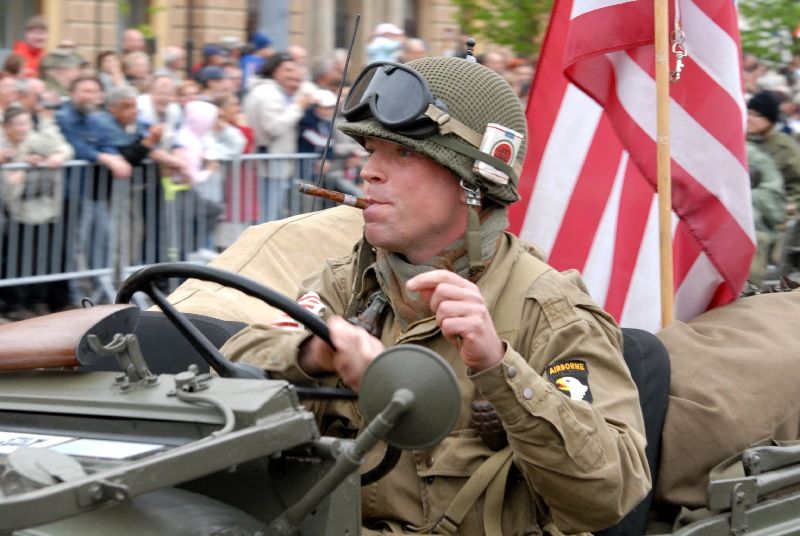 Kolona historické i současné bojové techniky byla k vidění na Klatovské třídě (foto 2.5.2010).
Špalíry diváků lemující Klatovskou třídu v neděli 2. května 2010 dopoledne nadšeně zdravily projíždějící historickou a moderní vojenskou techniku při Convoy of Liberty. Stejně jako v minulých letech jeli v čele kolony američtí váleční veteráni, kteří se zdravili s přihlížejícími diváky. Kolony se v roce 2010 zúčastnil mimořádně velký počet a nejvíc druhů techniky.
Přijeli mimo jiné účastníci z Francie, kteří v koloně ve spolupráci s Military Car Clubem Plzeň představili dva historické americké tanky Sherman. Třetí Sherman M4A4 z roku 1942 dorazil zásluhou Jima Clarka z Velké Británie a Klubu 4. obrněné divize z Pelhřimova. Průjezd Convoy of Liberty pozdravily dvojitým nízkým průletem stíhačky JAS- 39 Gripen Armády ČR, moderní vrtulník a také historický letoun Piper. Po historické technice se na Klatovské třídě objevila také moderní technika US Army – obrněné transportéry Stryker, kolová vozidla Hummer a houfnice.