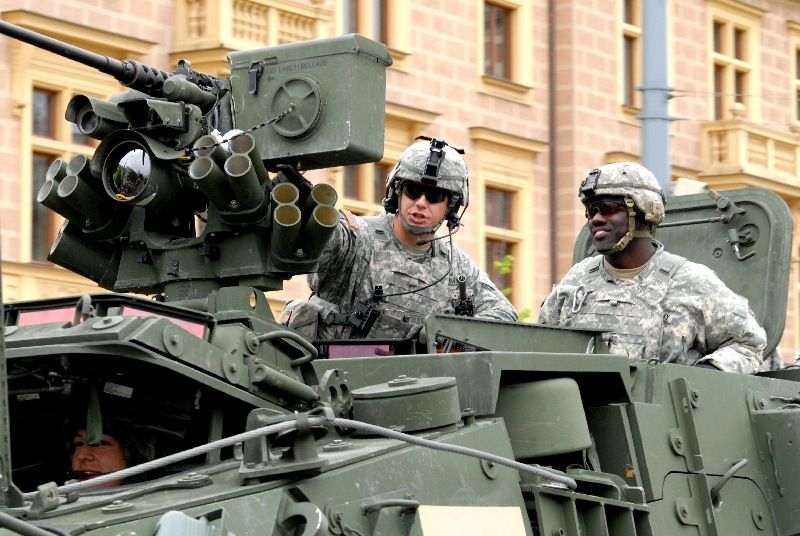 Kolona historické i současné bojové techniky byla k vidění na Klatovské třídě (foto 2.5.2010).
Špalíry diváků lemující Klatovskou třídu v neděli 2. května 2010 dopoledne nadšeně zdravily projíždějící historickou a moderní vojenskou techniku při Convoy of Liberty. Stejně jako v minulých letech jeli v čele kolony američtí váleční veteráni, kteří se zdravili s přihlížejícími diváky. Kolony se v roce 2010 zúčastnil mimořádně velký počet a nejvíc druhů techniky.
Přijeli mimo jiné účastníci z Francie, kteří v koloně ve spolupráci s Military Car Clubem Plzeň představili dva historické americké tanky Sherman. Třetí Sherman M4A4 z roku 1942 dorazil zásluhou Jima Clarka z Velké Británie a Klubu 4. obrněné divize z Pelhřimova. Průjezd Convoy of Liberty pozdravily dvojitým nízkým průletem stíhačky JAS- 39 Gripen Armády ČR, moderní vrtulník a také historický letoun Piper. Po historické technice se na Klatovské třídě objevila také moderní technika US Army – obrněné transportéry Stryker, kolová vozidla Hummer a houfnice.