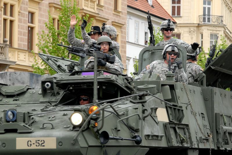 Kolona historické i současné bojové techniky byla k vidění na Klatovské třídě (foto 2.5.2010).
Špalíry diváků lemující Klatovskou třídu v neděli 2. května 2010 dopoledne nadšeně zdravily projíždějící historickou a moderní vojenskou techniku při Convoy of Liberty. Stejně jako v minulých letech jeli v čele kolony američtí váleční veteráni, kteří se zdravili s přihlížejícími diváky. Kolony se v roce 2010 zúčastnil mimořádně velký počet a nejvíc druhů techniky.
Přijeli mimo jiné účastníci z Francie, kteří v koloně ve spolupráci s Military Car Clubem Plzeň představili dva historické americké tanky Sherman. Třetí Sherman M4A4 z roku 1942 dorazil zásluhou Jima Clarka z Velké Británie a Klubu 4. obrněné divize z Pelhřimova. Průjezd Convoy of Liberty pozdravily dvojitým nízkým průletem stíhačky JAS- 39 Gripen Armády ČR, moderní vrtulník a také historický letoun Piper. Po historické technice se na Klatovské třídě objevila také moderní technika US Army – obrněné transportéry Stryker, kolová vozidla Hummer a houfnice.