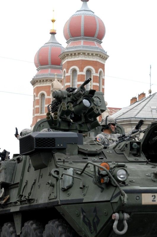Kolona historické i současné bojové techniky byla k vidění na Klatovské třídě (foto 2.5.2010).
Špalíry diváků lemující Klatovskou třídu v neděli 2. května 2010 dopoledne nadšeně zdravily projíždějící historickou a moderní vojenskou techniku při Convoy of Liberty. Stejně jako v minulých letech jeli v čele kolony američtí váleční veteráni, kteří se zdravili s přihlížejícími diváky. Kolony se v roce 2010 zúčastnil mimořádně velký počet a nejvíc druhů techniky.
Přijeli mimo jiné účastníci z Francie, kteří v koloně ve spolupráci s Military Car Clubem Plzeň představili dva historické americké tanky Sherman. Třetí Sherman M4A4 z roku 1942 dorazil zásluhou Jima Clarka z Velké Británie a Klubu 4. obrněné divize z Pelhřimova. Průjezd Convoy of Liberty pozdravily dvojitým nízkým průletem stíhačky JAS- 39 Gripen Armády ČR, moderní vrtulník a také historický letoun Piper. Po historické technice se na Klatovské třídě objevila také moderní technika US Army – obrněné transportéry Stryker, kolová vozidla Hummer a houfnice.