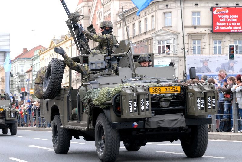 Kolona historické i současné bojové techniky byla k vidění na Klatovské třídě (foto 2.5.2010).
Špalíry diváků lemující Klatovskou třídu v neděli 2. května 2010 dopoledne nadšeně zdravily projíždějící historickou a moderní vojenskou techniku při Convoy of Liberty. Stejně jako v minulých letech jeli v čele kolony američtí váleční veteráni, kteří se zdravili s přihlížejícími diváky. Kolony se v roce 2010 zúčastnil mimořádně velký počet a nejvíc druhů techniky.
Přijeli mimo jiné účastníci z Francie, kteří v koloně ve spolupráci s Military Car Clubem Plzeň představili dva historické americké tanky Sherman. Třetí Sherman M4A4 z roku 1942 dorazil zásluhou Jima Clarka z Velké Británie a Klubu 4. obrněné divize z Pelhřimova. Průjezd Convoy of Liberty pozdravily dvojitým nízkým průletem stíhačky JAS- 39 Gripen Armády ČR, moderní vrtulník a také historický letoun Piper. Po historické technice se na Klatovské třídě objevila také moderní technika US Army – obrněné transportéry Stryker, kolová vozidla Hummer a houfnice.