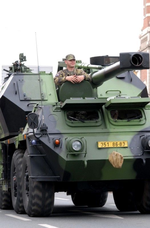 Kolona historické i současné bojové techniky byla k vidění na Klatovské třídě (foto 2.5.2010).
Špalíry diváků lemující Klatovskou třídu v neděli 2. května 2010 dopoledne nadšeně zdravily projíždějící historickou a moderní vojenskou techniku při Convoy of Liberty. Stejně jako v minulých letech jeli v čele kolony američtí váleční veteráni, kteří se zdravili s přihlížejícími diváky. Kolony se v roce 2010 zúčastnil mimořádně velký počet a nejvíc druhů techniky.
Přijeli mimo jiné účastníci z Francie, kteří v koloně ve spolupráci s Military Car Clubem Plzeň představili dva historické americké tanky Sherman. Třetí Sherman M4A4 z roku 1942 dorazil zásluhou Jima Clarka z Velké Británie a Klubu 4. obrněné divize z Pelhřimova. Průjezd Convoy of Liberty pozdravily dvojitým nízkým průletem stíhačky JAS- 39 Gripen Armády ČR, moderní vrtulník a také historický letoun Piper. Po historické technice se na Klatovské třídě objevila také moderní technika US Army – obrněné transportéry Stryker, kolová vozidla Hummer a houfnice.