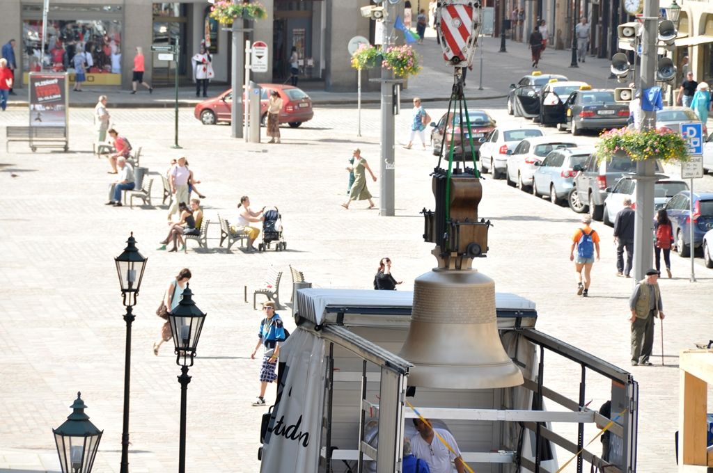 Volný prostor na dřevěné konstrukci u katedrály sv. Bartoloměje zaplnil dnes krátce před polednem třetí ze čtyř zvonů, téměř třítunový Hroznata, pojmenovaný po patronovi plzeňské diecéze. Veřejnosti se představí v pátek 23. května před zahájením akce Noc kostelů. (foto: Z. Kubalová, 22.5.2014)