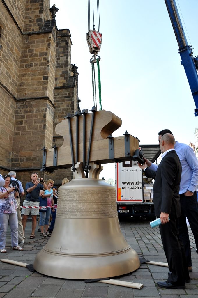 Volný prostor na dřevěné konstrukci u katedrály sv. Bartoloměje zaplnil dnes krátce před polednem třetí ze čtyř zvonů, téměř třítunový Hroznata, pojmenovaný po patronovi plzeňské diecéze. Veřejnosti se představí v pátek 23. května před zahájením akce Noc kostelů. (foto: Z. Kubalová, 22.5.2014)