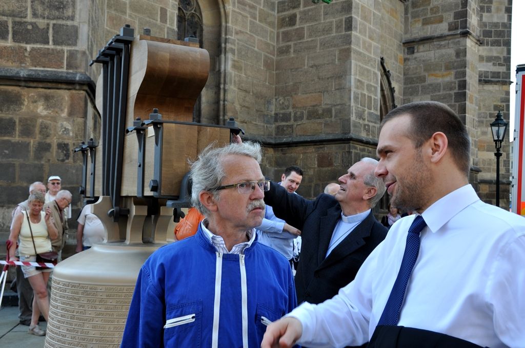 Volný prostor na dřevěné konstrukci u katedrály sv. Bartoloměje zaplnil dnes krátce před polednem třetí ze čtyř zvonů, téměř třítunový Hroznata, pojmenovaný po patronovi plzeňské diecéze. Veřejnosti se představí v pátek 23. května před zahájením akce Noc kostelů. (foto: Z. Kubalová, 22.5.2014)