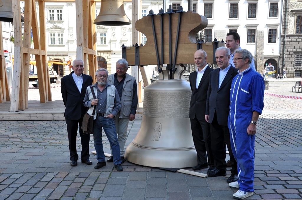 Volný prostor na dřevěné konstrukci u katedrály sv. Bartoloměje zaplnil dnes krátce před polednem třetí ze čtyř zvonů, téměř třítunový Hroznata, pojmenovaný po patronovi plzeňské diecéze. Veřejnosti se představí v pátek 23. května před zahájením akce Noc kostelů. (foto: Z. Kubalová, 22.5.2014)