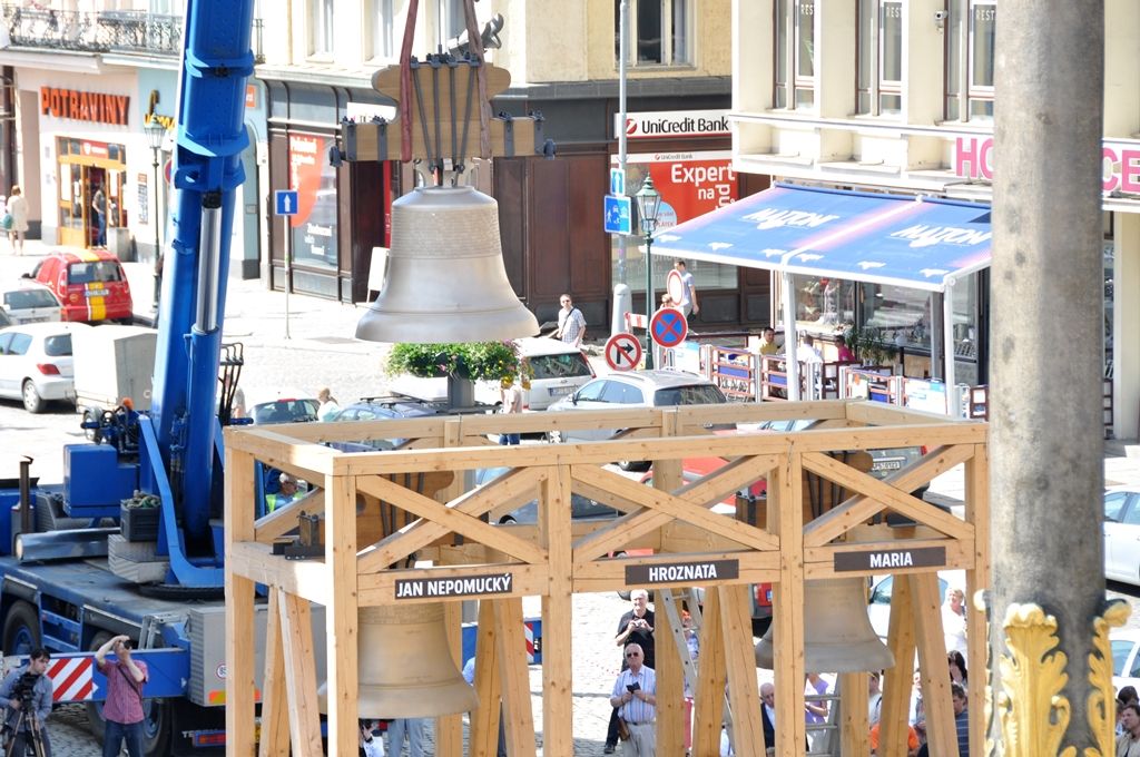 Volný prostor na dřevěné konstrukci u katedrály sv. Bartoloměje zaplnil dnes krátce před polednem třetí ze čtyř zvonů, téměř třítunový Hroznata, pojmenovaný po patronovi plzeňské diecéze. Veřejnosti se představí v pátek 23. května před zahájením akce Noc kostelů. (foto: Z. Kubalová, 22.5.2014)