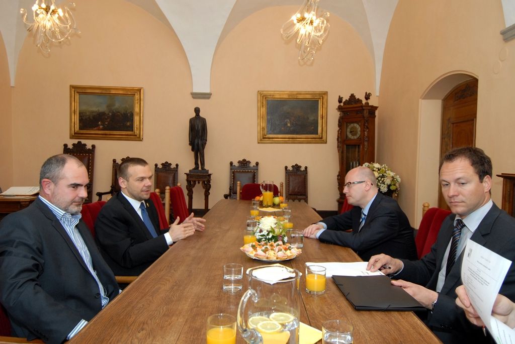 Při své návštěvě Plzně zavítal premiér Bohuslav Sobotka na radnici, kde se krátce setkal s primátorem Martinem Baxou a ekonomickým náměstkem primátora Martinem Zrzaveckým. (foto: 22.5.2014)