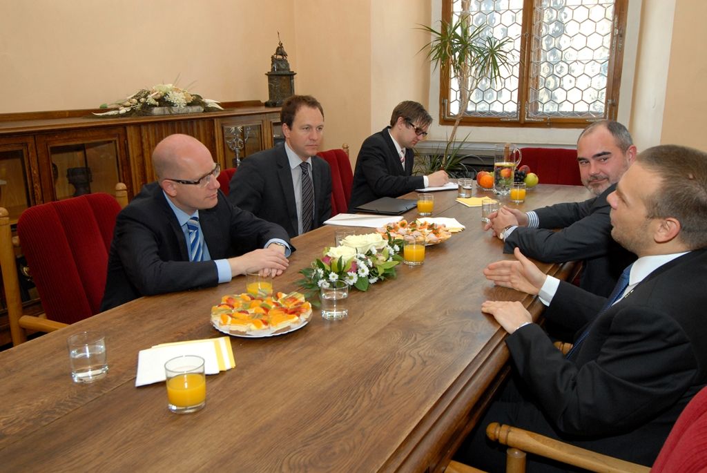 Při své návštěvě Plzně zavítal premiér Bohuslav Sobotka na radnici, kde se krátce setkal s primátorem Martinem Baxou a ekonomickým náměstkem primátora Martinem Zrzaveckým. (foto: 22.5.2014)
