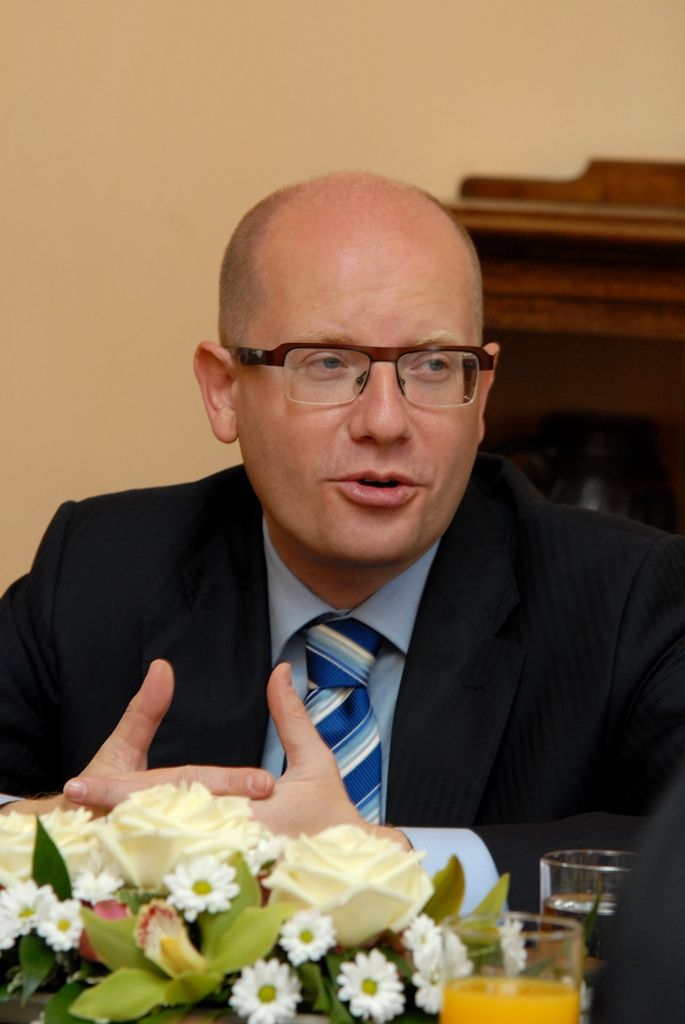 Při své návštěvě Plzně zavítal premiér Bohuslav Sobotka na radnici, kde se krátce setkal s primátorem Martinem Baxou a ekonomickým náměstkem primátora Martinem Zrzaveckým. (foto: 22.5.2014)