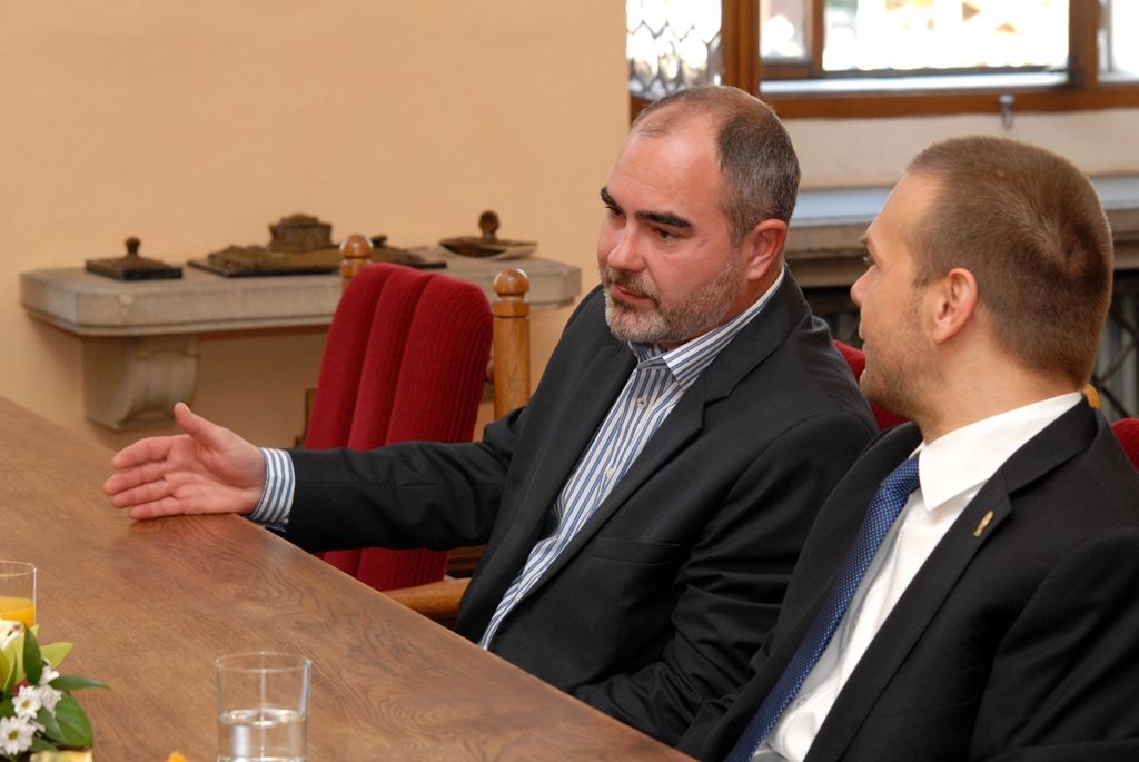 Při své návštěvě Plzně zavítal premiér Bohuslav Sobotka na radnici, kde se krátce setkal s primátorem Martinem Baxou a ekonomickým náměstkem primátora Martinem Zrzaveckým. (foto: 22.5.2014)