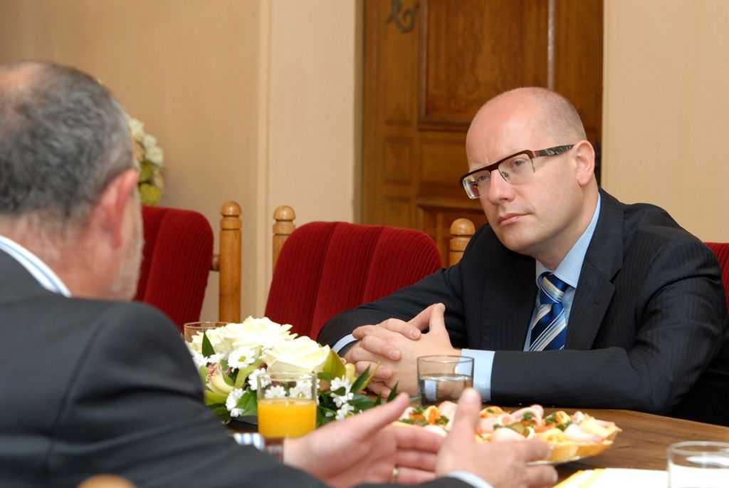 Při své návštěvě Plzně zavítal premiér Bohuslav Sobotka na radnici, kde se krátce setkal s primátorem Martinem Baxou a ekonomickým náměstkem primátora Martinem Zrzaveckým. (foto: 22.5.2014)