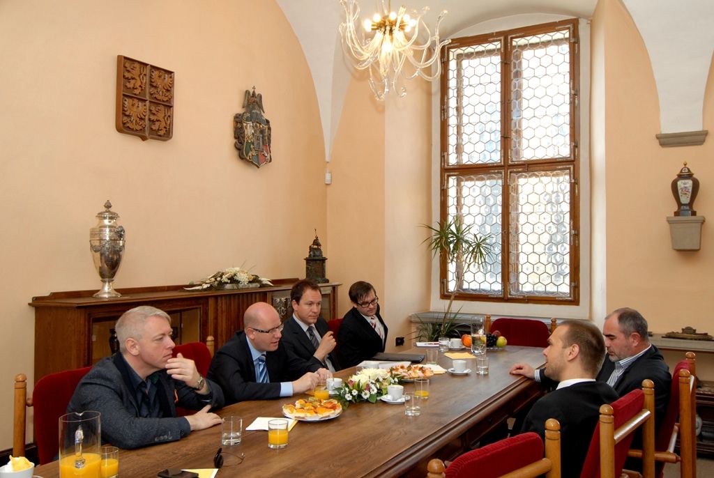 Při své návštěvě Plzně zavítal premiér Bohuslav Sobotka na radnici, kde se krátce setkal s primátorem Martinem Baxou a ekonomickým náměstkem primátora Martinem Zrzaveckým. (foto: 22.5.2014)