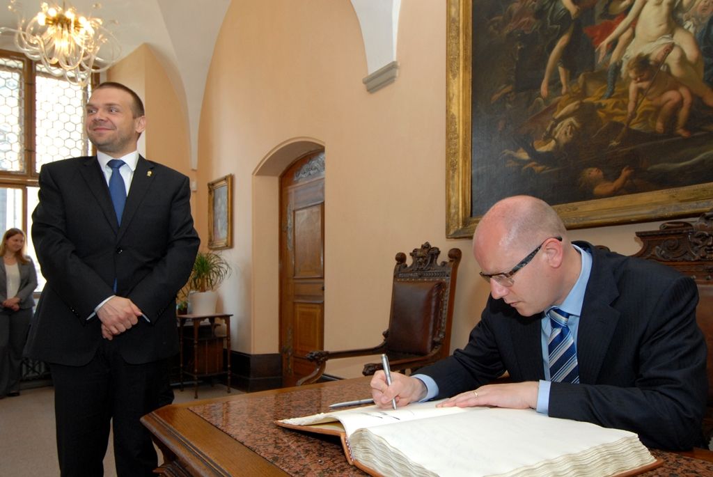 Při své návštěvě Plzně zavítal premiér Bohuslav Sobotka na radnici, kde se krátce setkal s primátorem Martinem Baxou a ekonomickým náměstkem primátora Martinem Zrzaveckým. (foto: 22.5.2014)