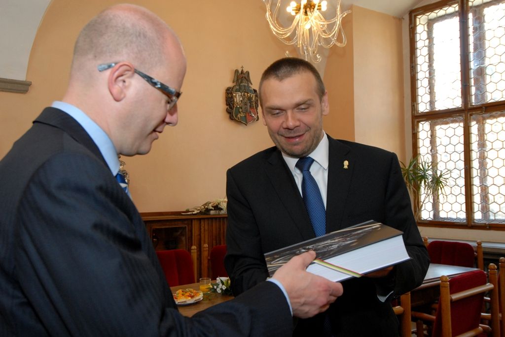 Při své návštěvě Plzně zavítal premiér Bohuslav Sobotka na radnici, kde se krátce setkal s primátorem Martinem Baxou a ekonomickým náměstkem primátora Martinem Zrzaveckým. (foto: 22.5.2014)