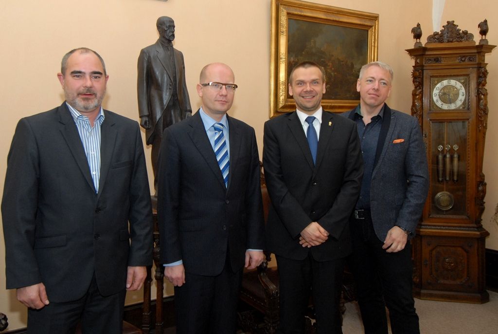 Při své návštěvě Plzně zavítal premiér Bohuslav Sobotka na radnici, kde se krátce setkal s primátorem Martinem Baxou a ekonomickým náměstkem primátora Martinem Zrzaveckým. (foto: 22.5.2014)
