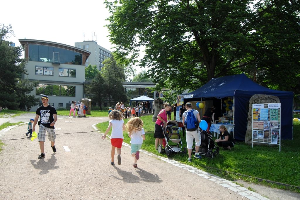 Pošestnácté se v Plzni koná Bambiriáda, akce, při níž se prezentují spolky dětí, mládeže a středisek volného času z celého Plzeňského kraje. Letos organizacím pracujícím s dětmi a mládeží ve volném čase poskytly zázemí Chvojkovy lomy na Slovanech. Jejich stánkovou prezentaci doplňuje pódiový program, při kterém se představují desítky tanečních souborů, hudebních skupin a amatérských umělců z řad dětí a mládeže. Pro návštěvníky jsou připraveny také ukázky hasičské a vojenské techniky. (foto: 23.5.2014)