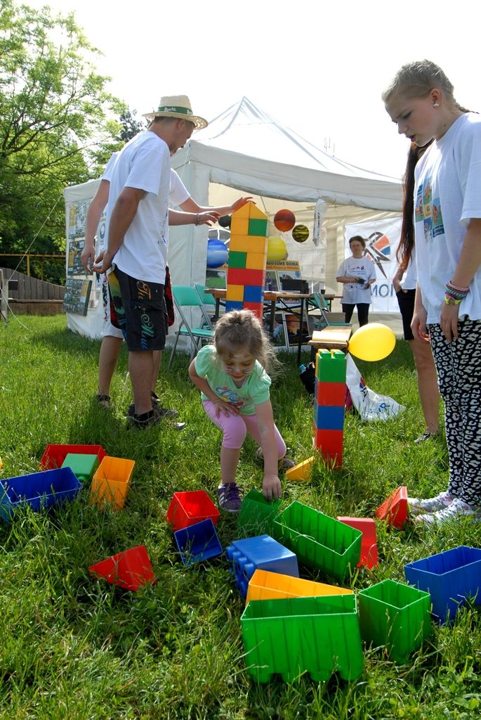 Pošestnácté se v Plzni koná Bambiriáda, akce, při níž se prezentují spolky dětí, mládeže a středisek volného času z celého Plzeňského kraje. Letos organizacím pracujícím s dětmi a mládeží ve volném čase poskytly zázemí Chvojkovy lomy na Slovanech. Jejich stánkovou prezentaci doplňuje pódiový program, při kterém se představují desítky tanečních souborů, hudebních skupin a amatérských umělců z řad dětí a mládeže. Pro návštěvníky jsou připraveny také ukázky hasičské a vojenské techniky. (foto: 23.5.2014)
