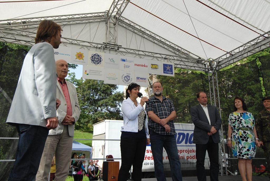 Pošestnácté se v Plzni koná Bambiriáda, akce, při níž se prezentují spolky dětí, mládeže a středisek volného času z celého Plzeňského kraje. Letos organizacím pracujícím s dětmi a mládeží ve volném čase poskytly zázemí Chvojkovy lomy na Slovanech. Jejich stánkovou prezentaci doplňuje pódiový program, při kterém se představují desítky tanečních souborů, hudebních skupin a amatérských umělců z řad dětí a mládeže. Pro návštěvníky jsou připraveny také ukázky hasičské a vojenské techniky. (foto: 23.5.2014)