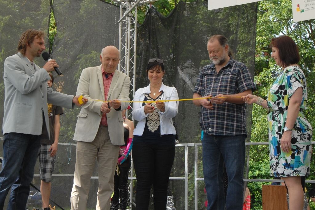 Pošestnácté se v Plzni koná Bambiriáda, akce, při níž se prezentují spolky dětí, mládeže a středisek volného času z celého Plzeňského kraje. Letos organizacím pracujícím s dětmi a mládeží ve volném čase poskytly zázemí Chvojkovy lomy na Slovanech. Jejich stánkovou prezentaci doplňuje pódiový program, při kterém se představují desítky tanečních souborů, hudebních skupin a amatérských umělců z řad dětí a mládeže. Pro návštěvníky jsou připraveny také ukázky hasičské a vojenské techniky. (foto: 23.5.2014)