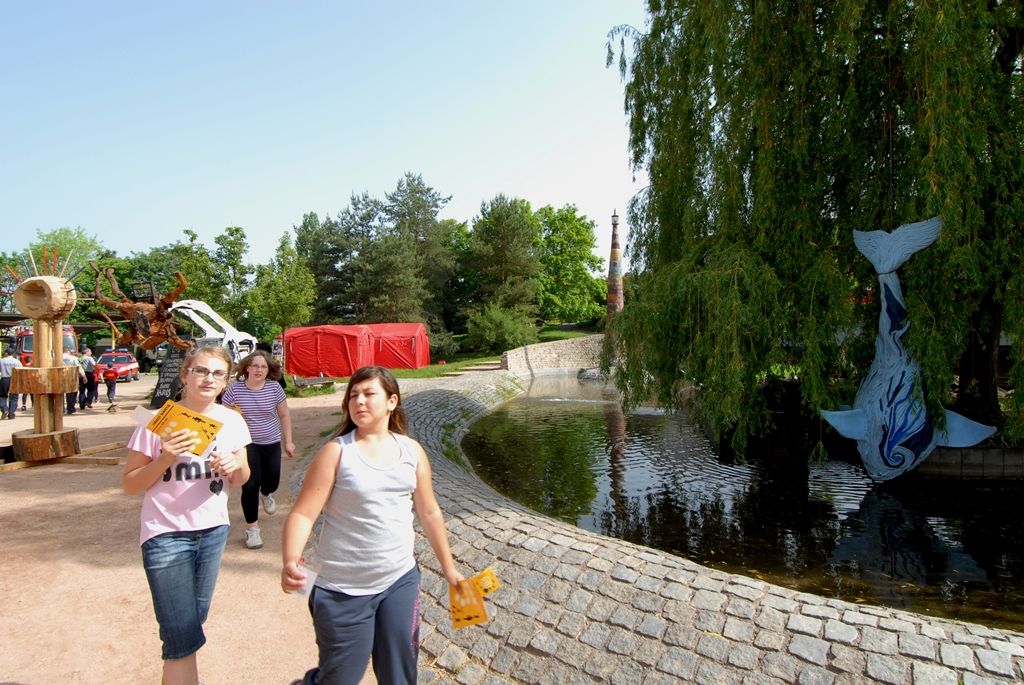 Pošestnácté se v Plzni koná Bambiriáda, akce, při níž se prezentují spolky dětí, mládeže a středisek volného času z celého Plzeňského kraje. Letos organizacím pracujícím s dětmi a mládeží ve volném čase poskytly zázemí Chvojkovy lomy na Slovanech. Jejich stánkovou prezentaci doplňuje pódiový program, při kterém se představují desítky tanečních souborů, hudebních skupin a amatérských umělců z řad dětí a mládeže. Pro návštěvníky jsou připraveny také ukázky hasičské a vojenské techniky. (foto: 23.5.2014)