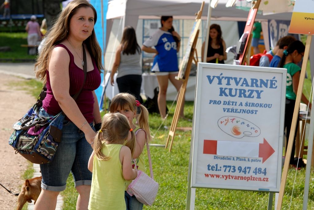 Pošestnácté se v Plzni koná Bambiriáda, akce, při níž se prezentují spolky dětí, mládeže a středisek volného času z celého Plzeňského kraje. Letos organizacím pracujícím s dětmi a mládeží ve volném čase poskytly zázemí Chvojkovy lomy na Slovanech. Jejich stánkovou prezentaci doplňuje pódiový program, při kterém se představují desítky tanečních souborů, hudebních skupin a amatérských umělců z řad dětí a mládeže. Pro návštěvníky jsou připraveny také ukázky hasičské a vojenské techniky. (foto: 23.5.2014)