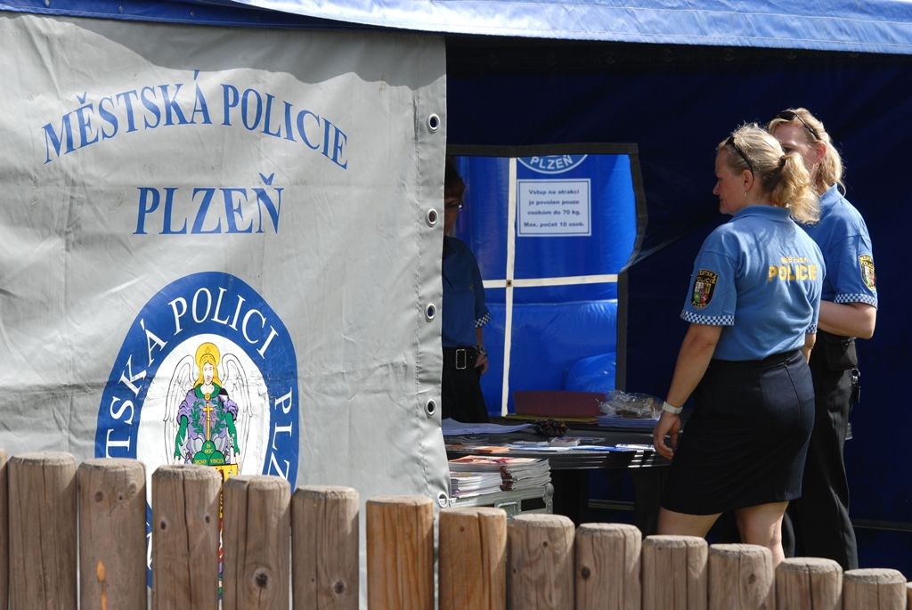 Pošestnácté se v Plzni koná Bambiriáda, akce, při níž se prezentují spolky dětí, mládeže a středisek volného času z celého Plzeňského kraje. Letos organizacím pracujícím s dětmi a mládeží ve volném čase poskytly zázemí Chvojkovy lomy na Slovanech. Jejich stánkovou prezentaci doplňuje pódiový program, při kterém se představují desítky tanečních souborů, hudebních skupin a amatérských umělců z řad dětí a mládeže. Pro návštěvníky jsou připraveny také ukázky hasičské a vojenské techniky. (foto: 23.5.2014)