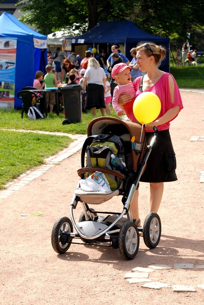 Pošestnácté se v Plzni koná Bambiriáda, akce, při níž se prezentují spolky dětí, mládeže a středisek volného času z celého Plzeňského kraje. Letos organizacím pracujícím s dětmi a mládeží ve volném čase poskytly zázemí Chvojkovy lomy na Slovanech. Jejich stánkovou prezentaci doplňuje pódiový program, při kterém se představují desítky tanečních souborů, hudebních skupin a amatérských umělců z řad dětí a mládeže. Pro návštěvníky jsou připraveny také ukázky hasičské a vojenské techniky. (foto: 23.5.2014)