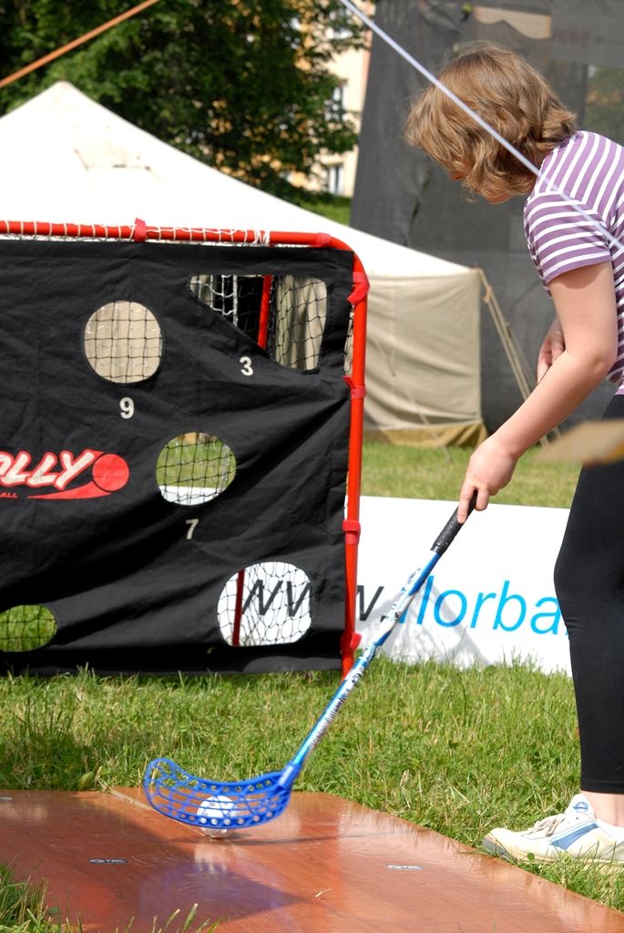 Pošestnácté se v Plzni koná Bambiriáda, akce, při níž se prezentují spolky dětí, mládeže a středisek volného času z celého Plzeňského kraje. Letos organizacím pracujícím s dětmi a mládeží ve volném čase poskytly zázemí Chvojkovy lomy na Slovanech. Jejich stánkovou prezentaci doplňuje pódiový program, při kterém se představují desítky tanečních souborů, hudebních skupin a amatérských umělců z řad dětí a mládeže. Pro návštěvníky jsou připraveny také ukázky hasičské a vojenské techniky. (foto: 23.5.2014)