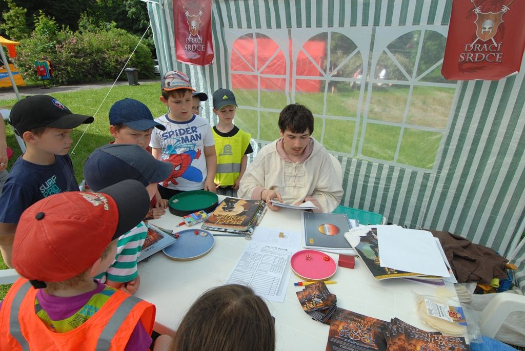 Pošestnácté se v Plzni koná Bambiriáda, akce, při níž se prezentují spolky dětí, mládeže a středisek volného času z celého Plzeňského kraje. Letos organizacím pracujícím s dětmi a mládeží ve volném čase poskytly zázemí Chvojkovy lomy na Slovanech. Jejich stánkovou prezentaci doplňuje pódiový program, při kterém se představují desítky tanečních souborů, hudebních skupin a amatérských umělců z řad dětí a mládeže. Pro návštěvníky jsou připraveny také ukázky hasičské a vojenské techniky. (foto: 23.5.2014)