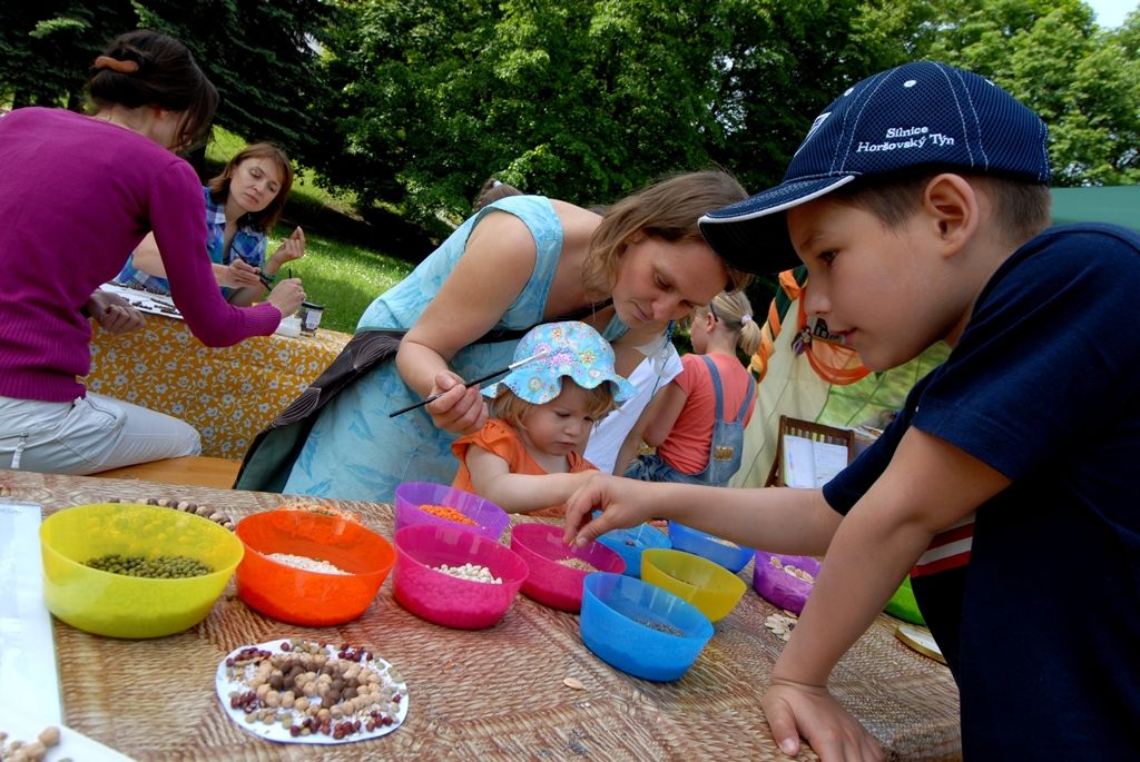 Pošestnácté se v Plzni koná Bambiriáda, akce, při níž se prezentují spolky dětí, mládeže a středisek volného času z celého Plzeňského kraje. Letos organizacím pracujícím s dětmi a mládeží ve volném čase poskytly zázemí Chvojkovy lomy na Slovanech. Jejich stánkovou prezentaci doplňuje pódiový program, při kterém se představují desítky tanečních souborů, hudebních skupin a amatérských umělců z řad dětí a mládeže. Pro návštěvníky jsou připraveny také ukázky hasičské a vojenské techniky. (foto: 23.5.2014)